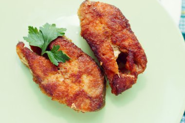 Yeşil plaka üzerinde ızgara Pembe somon