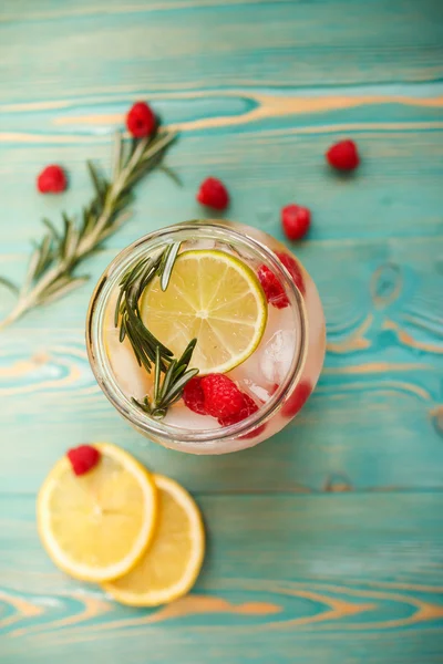 Acqua disintossicante con lampone, lime, limone e rosmarino — Foto Stock