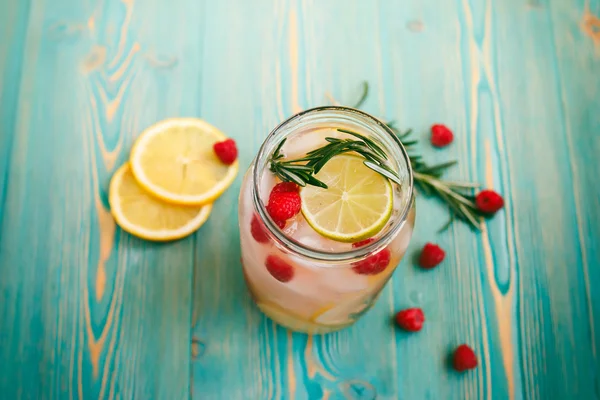 Disintossicare l'acqua con ghiaccio, frutta e bacche in vaso — Foto Stock