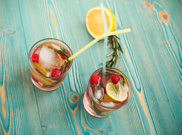 Detox water in twee kopjes met cocktail stokken Rechtenvrije Stockfoto's