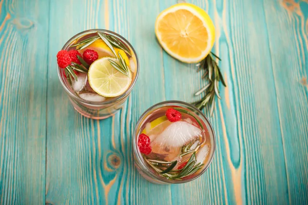 Detox water in trandparent cups Stockfoto