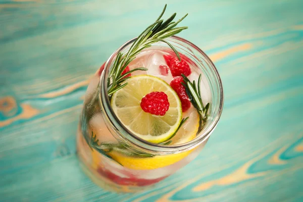 Water met een citrus, framboos en rozemarijn detox Rechtenvrije Stockafbeeldingen