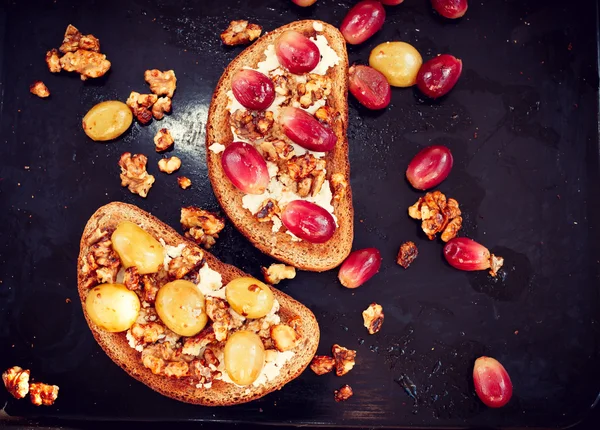 Twee toast met ricotta, witte en rode druif Rechtenvrije Stockfoto's