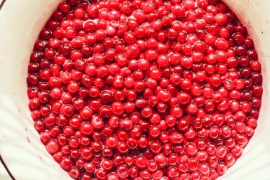 şeker şurubu, reçel büyük kase içinde pişirme kiraz