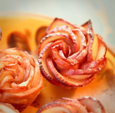 puf böreği elma gül pasta yakın çekim