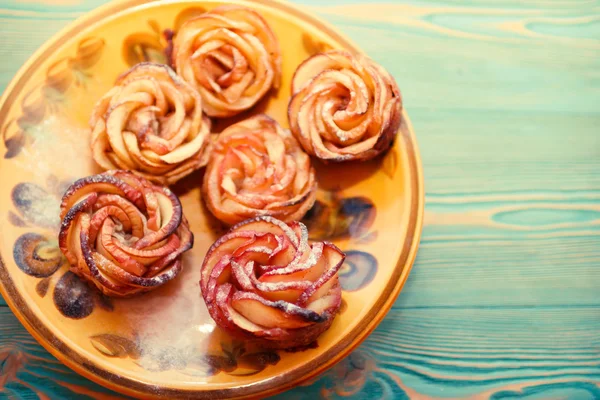 Apple roses cakes on wooden table — Stock Photo, Image