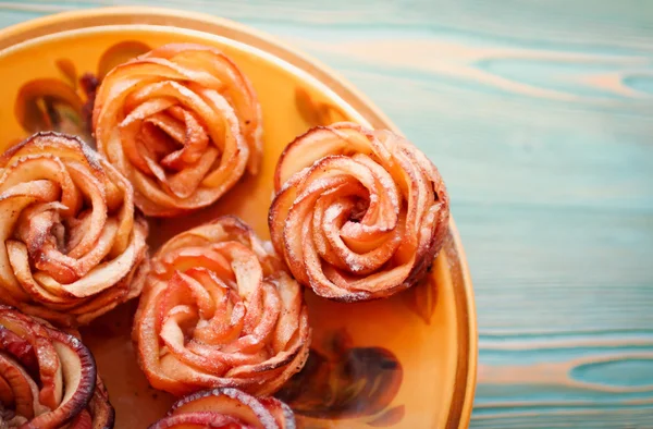 Apple roses cakes on yellow plate — Stock Photo, Image