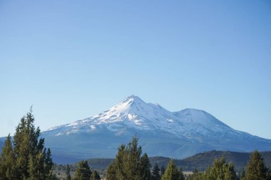 Uzak dağlar karla kaplı.