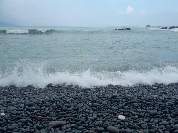 Kavicsos Strand Felhős Napon — Stock Fotó