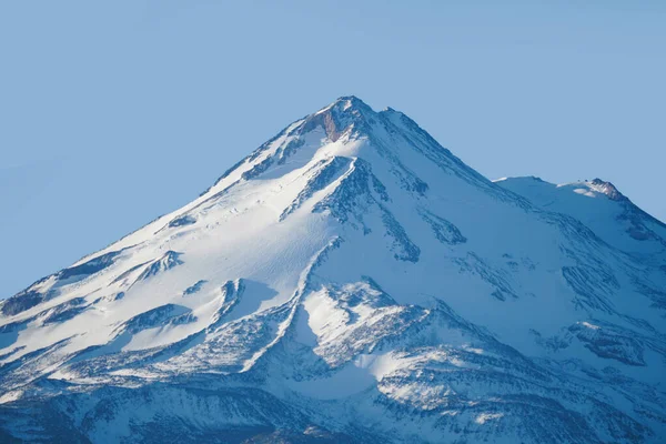 Der Gipfel Dieses Berges Ist Mit Schnee Bedeckt — Stockfoto