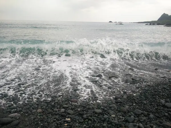 Волны Бьют Скалистому Берегу — стоковое фото