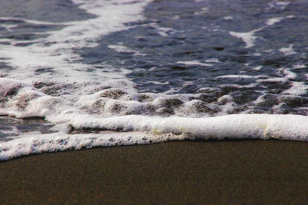 Des Vagues Blanches Frappent Plage — Photo