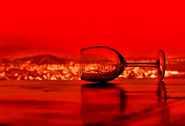 Un verre de vin sur fond rouge Images De Stock Libres De Droits
