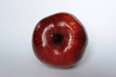 Beyaz üzerine izole edilmiş parlak koyu kırmızı bir elma.