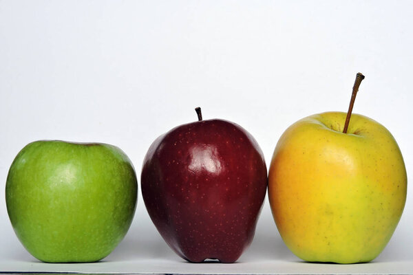 Красные, зеленые и желтые яблоки, три яблока, белый фон