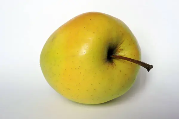 Una Manzana Color Amarillo Dorado Con Rubor Rojo Anaranjado Fondo — Foto de Stock