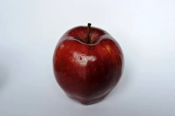 Une Pomme Rouge Foncé Brillant Isolé Sur Blanc — Photo
