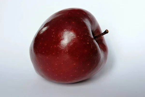Ένα Λαμπερό Σκούρο Κόκκινο Μήλο Απομονωμένο Στο Λευκό — Φωτογραφία Αρχείου