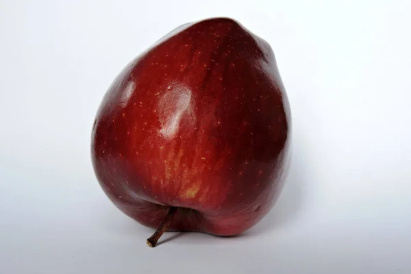 Una Manzana Roja Oscura Brillante Aislada Blanco — Foto de Stock