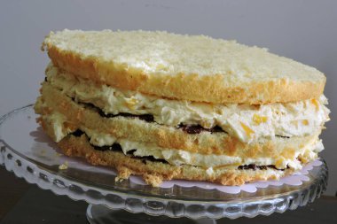 Kremalı, şeftalili ve vişne reçelli ev yapımı bir pasta.