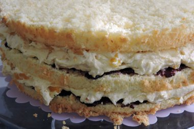 Kremalı, şeftalili ve vişne reçelli ev yapımı bir pasta.