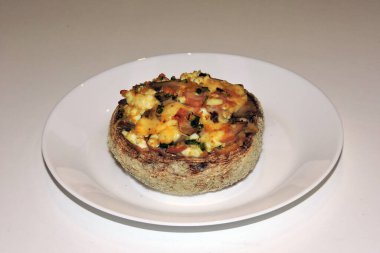 Jambon, yumurta, peynir ve soğanla doldurulmuş bir mantar.