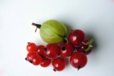 Kırmızı frenk üzümü kümeleri, yeşil bektaşi üzümü ve kırmızı böğürtlen, beyaz arka plan