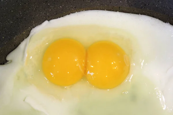 Närbild Två Gulor Som Steks Kastrull — Stockfoto