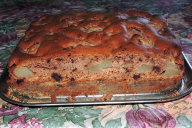 Tarçınlı armut keki ve kabın içinde çikolata.