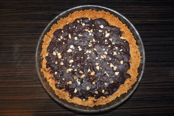 Uma Torta Chocolate Decorada Com Nozes Uma Forma Cozimento Uma — Fotografia de Stock