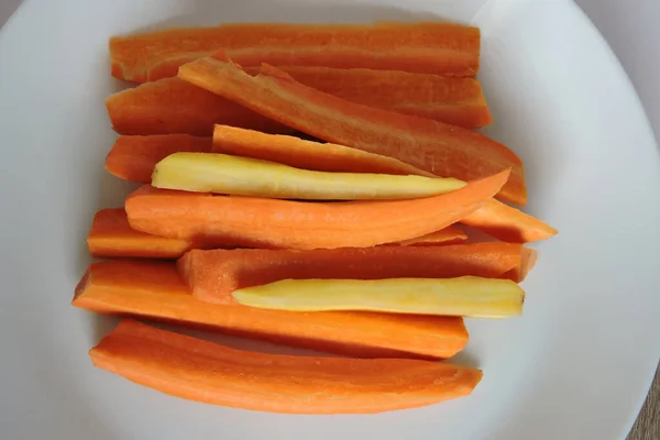 Πορτοκαλί Καρότα Και Λευκά Καρότα Sticks Λευκό Πιάτο Λευκό Φόντο — Φωτογραφία Αρχείου
