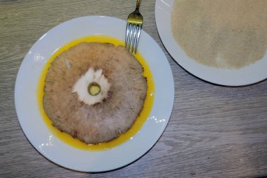 Şempanze mantarı yumurta ve ekmek kırıntılarıyla ekmek pişirmeye hazır.