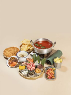 Tarafsız Arkaplan Fotoğrafında Etli Erişte Sebze ve Soslar dahil çeşitli Asya Hotpot İçindekiler