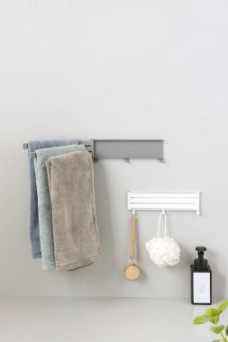Çift Gri ve Beyaz Dönen Havlu Askısı ve Banyo Düzenleyicileri