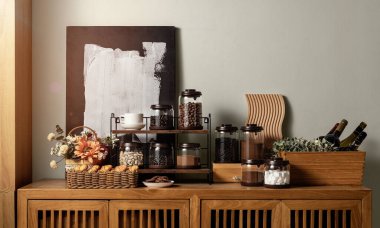 İçinde fasulye ve şarap şişeleri olan şık bir ev kahvesi, çeşitli kahve çekirdekleri ve ahşap raflarda atıştırmalıklar olan cam kavanozlara yakın.