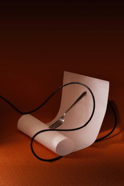 Çatal, Kara Kablo ve Dokulu Arkaplan Üzerine Eğri Kağıt ile Yaratıcı Durgun Hayat