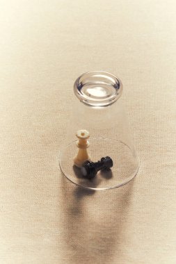 Ters Cam Altında Satranç Parçalarıyla Koruma ve Strateji kavramı