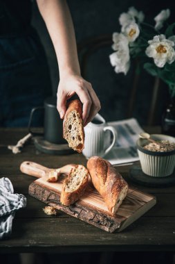 Kırsal Mutfaktaki Tahta Tahta Tahtanın Üzerinde Dilimlenmiş Haşlanmış Ekmek Ekmeği Tutan Kişi