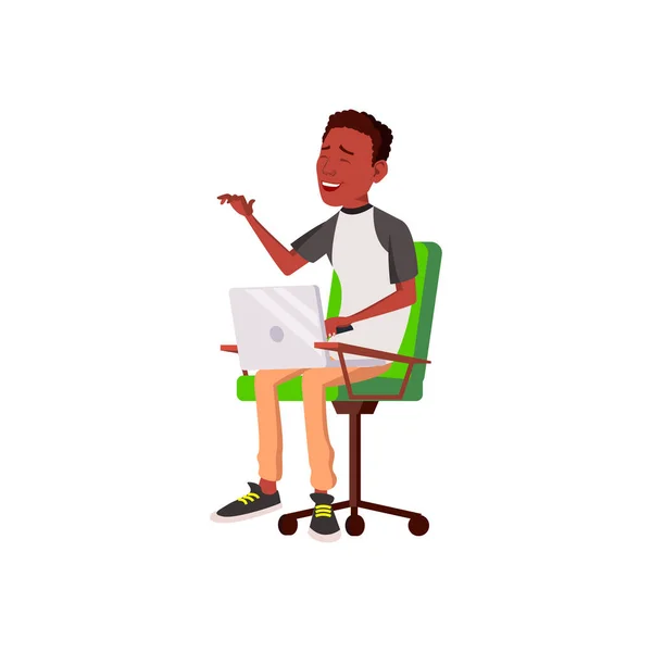 Africano chico riendo de amigo e-mail en portátil vector de dibujos animados — Vector de stock