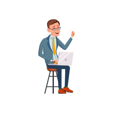 İş adamı dizüstü bilgisayar ekranındaki komik videodan gülüyor.