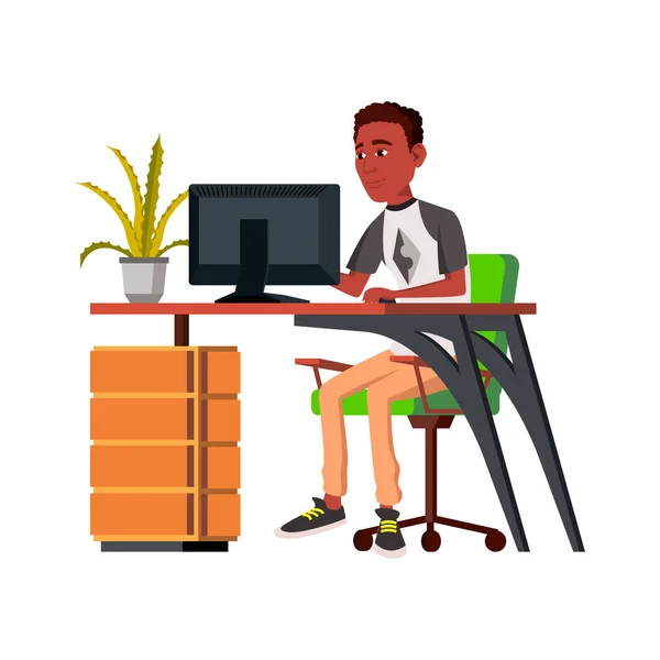 Africano cara trabalhando no computador na mesa cartoon vetor — Vetor de Stock