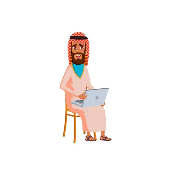 Hombre musulmán sentado en la silla y la lectura de libros electrónicos en el vector de dibujos animados portátil — Vector de stock