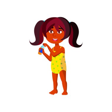 Kumsalda soda içen Hintli kız.