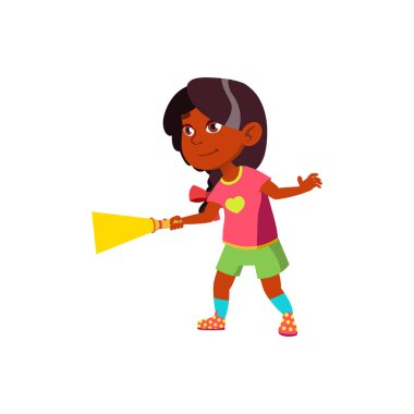 Karanlık oda çizgi film vektörünü fenerle aydınlatan Hintli kız.