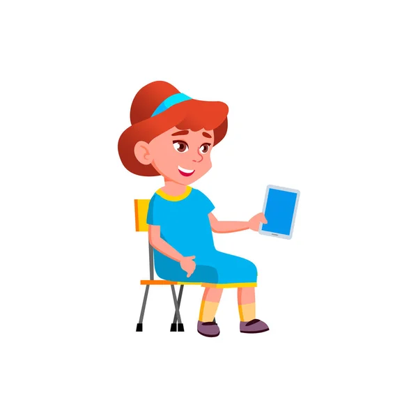 Elegant liten flicka spela på tablett gadget tecknad vektor — Stock vektor
