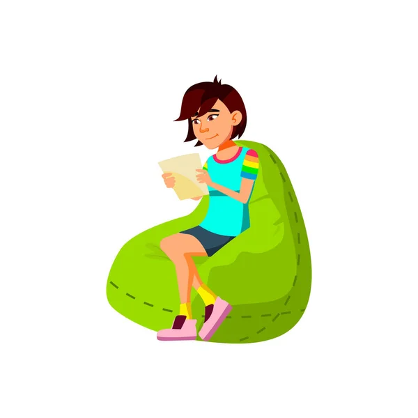 Молода дівчина сидить на м'якому стільці і читає літера мультяшний вектор — стоковий вектор