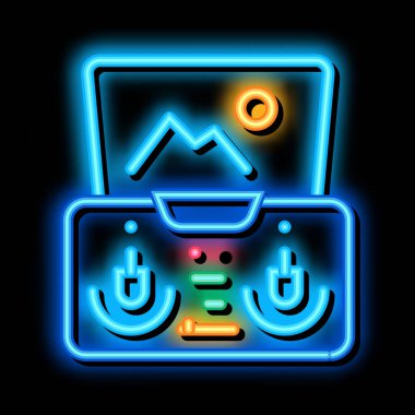 Uzaktan kumandalı akıllı telefon uygulaması. Neon ışıklı işaret vektörü. Parlak ikon İHA akıllı telefon uygulaması uzaktan kontrole işareti. şeffaf sembol çizimi