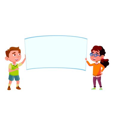 Oğlan ve Kız Çocuklar Boş Poster Vektörü Tutuyorlar. Gülen çocuklar anaokulunda resim dersinde poster asarlar. Gülen Mutlu Karakterler Anaokulu Boş Sancak Çizgi Filmi Çizimi