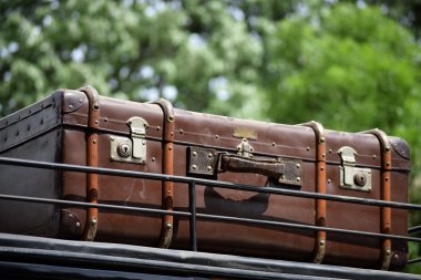 Arabadaki eski deri çanta