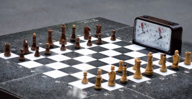 parkta saat ve satranç tahtası